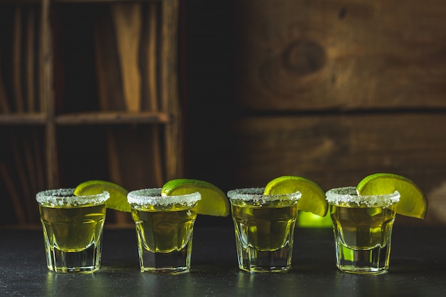 Tequila Doré Mexicain Tourné Au Citron Vert Et Au Sel Sur Une Table En Pierre Noire