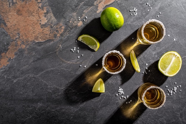 Tequila mexicaine au citron vert et au sel sur fond noir espace pour texte concept boisson de luxe boisson alcoolisée