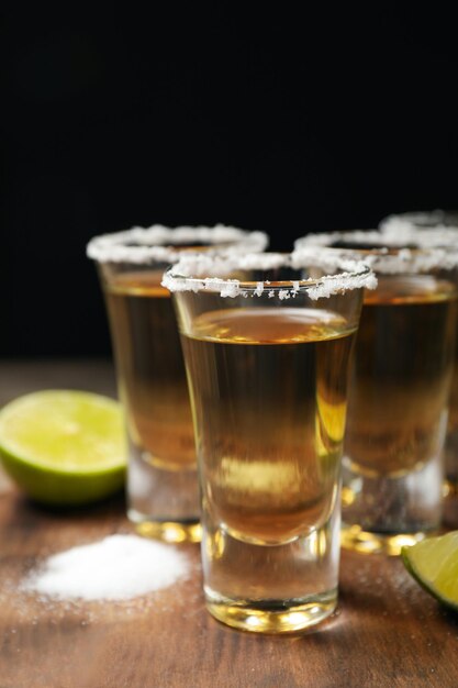 Tequila mexicaine tire de la chaux et du sel sur une table en bois