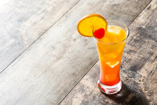 Tequila sunrise cocktail en verre sur table en bois avec espace copie