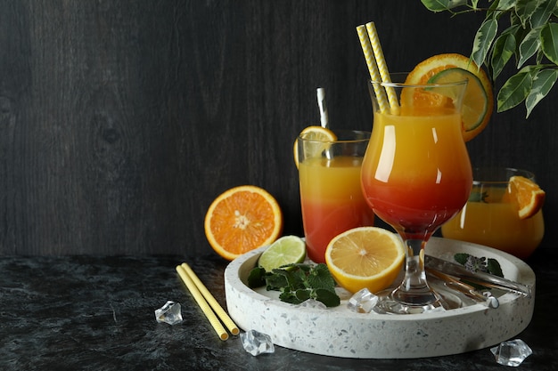 Tequila sunrise cocktails et ingrédients sur fond sombre