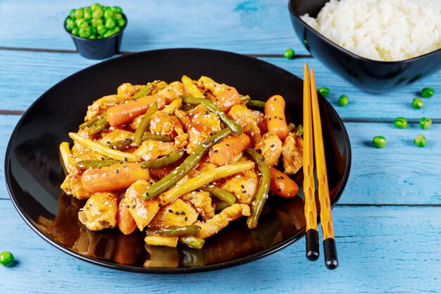 Teriyaki de poulet frit avec sauce aigre-douce