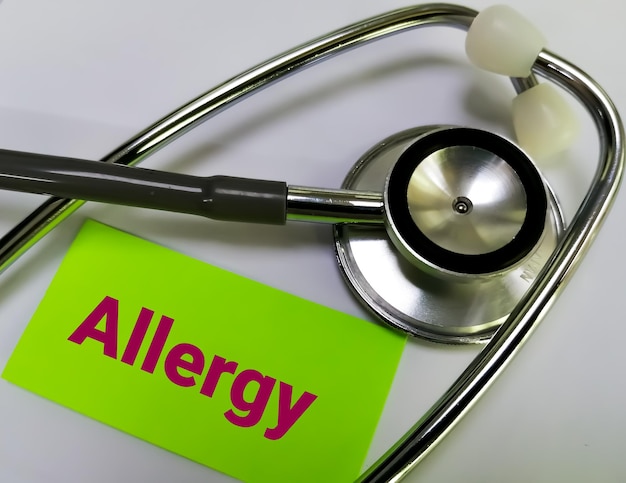 Terme d'allergie terme médical mot en carte verte sur fond blanc avec stéthoscope. notion médicale.