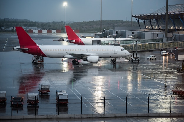 Terminal d'aéroport avec des avions