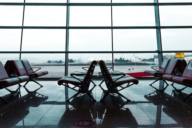 Terminal de l'aéroport vide, aucun passager n'attend dans le salon