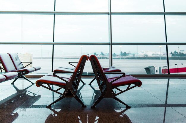 Terminal de l'aéroport vide, aucun passager n'attend dans le salon