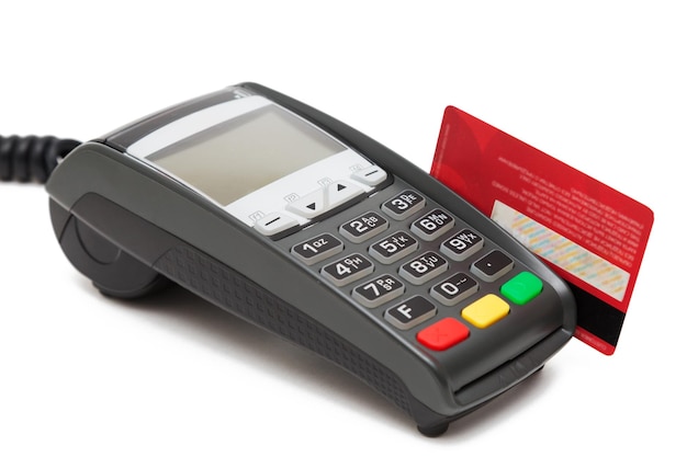 Photo terminal de carte de crédit et carte de crédit rouge sur fond blanc