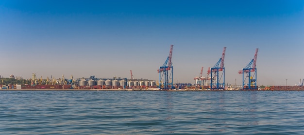 Terminal à conteneurs du port de marchandises à Odessa, Ukraine