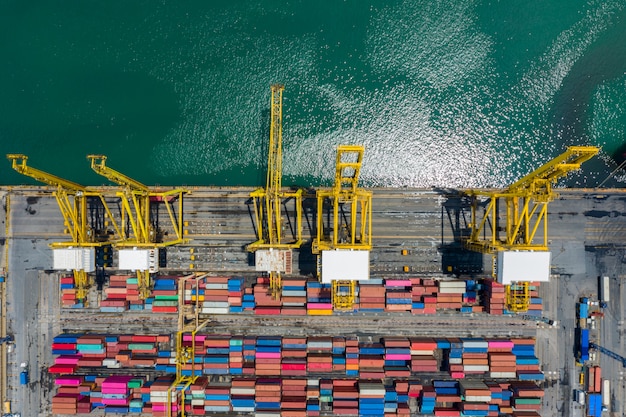 Terminal à conteneurs et grue sur la mer