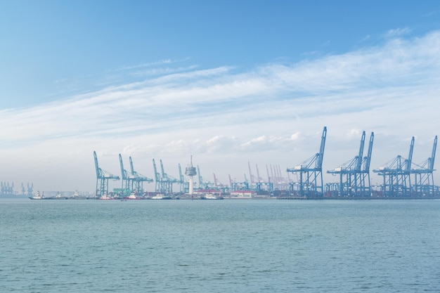 Terminal à conteneurs de Tianjin le port est la porte d'entrée de Pékin vers la mer Chine