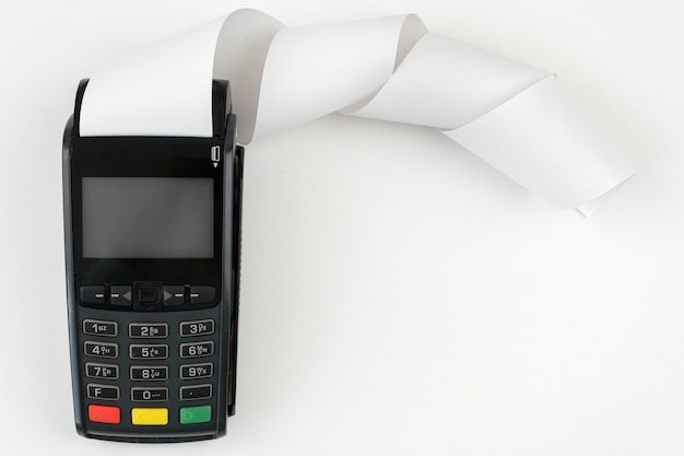 Terminal de paiement pos avec un rouleau de ruban adhésif sur fond blanc avec espace de copie