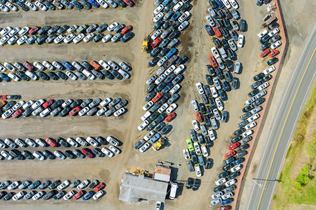 Terminal de voitures garé dans un lot de vente aux enchères de voitures d'occasion sur un parking distribué