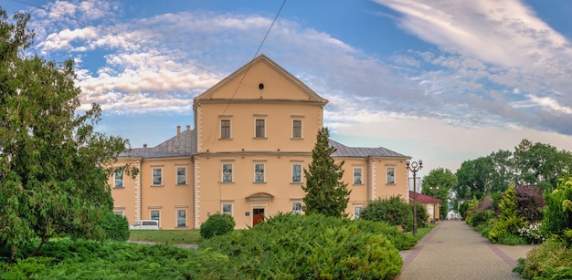 Ternopil, Ukraine 06.07.2021. Château historique sur le quai de Ternopil, Ukraine, un matin d'été