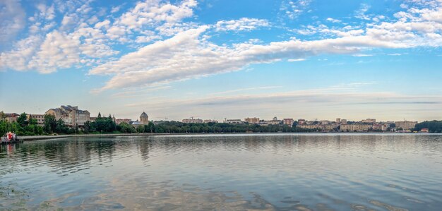 Ternopil, Ukraine 06.07.2021. Vue sur l'étang et le remblai de Ternopil un matin d'été