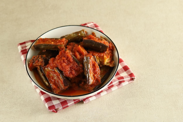 Terong Balado ou aubergine au piment et sauce tomate.