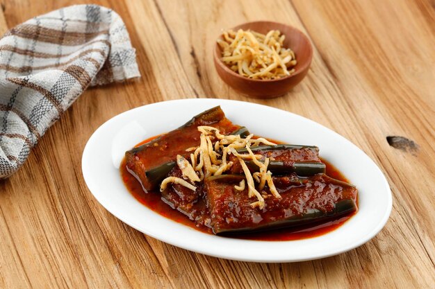 Terong Balado Aux Anchois Frits. Aubergine Au Piment Et Pâte De Tomate, Sur Table En Bois