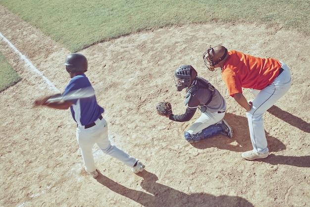 Terrain De Baseball Et Batte De Jeu De Sport Lors D'un Exercice D'entraînement  Et