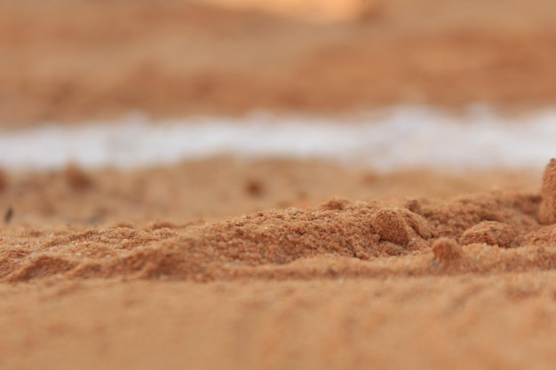 Un terrain de baseball avec une ligne blanche indiquant la balle dessus.