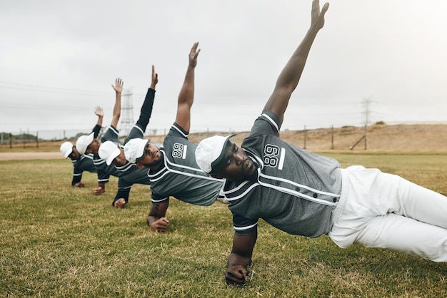 Terrain de baseball sportif et équipe faisant des étirements corporels pour se préparer à une compétition de jeu ou à un entraînement de fitness Concentration sur le sport ou groupe d'entraînement d'athlètes ou échauffement avec un état d'esprit de gagnant