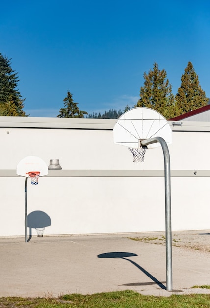Terrain de basket-ball avec deux paniers dans la cour arrière de l'école