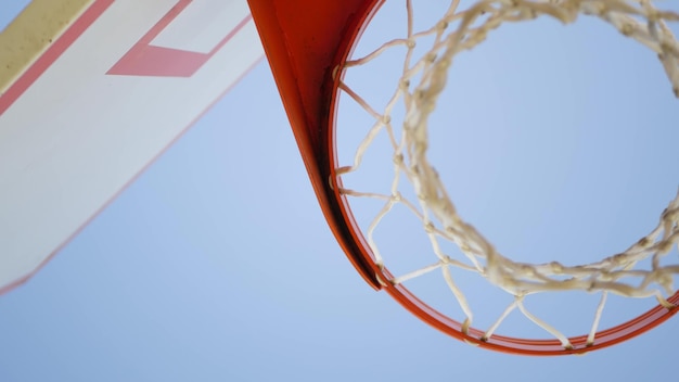 Terrain de basket à l'extérieur filet de cerceau orange et panneau pour le jeu de basket-ball