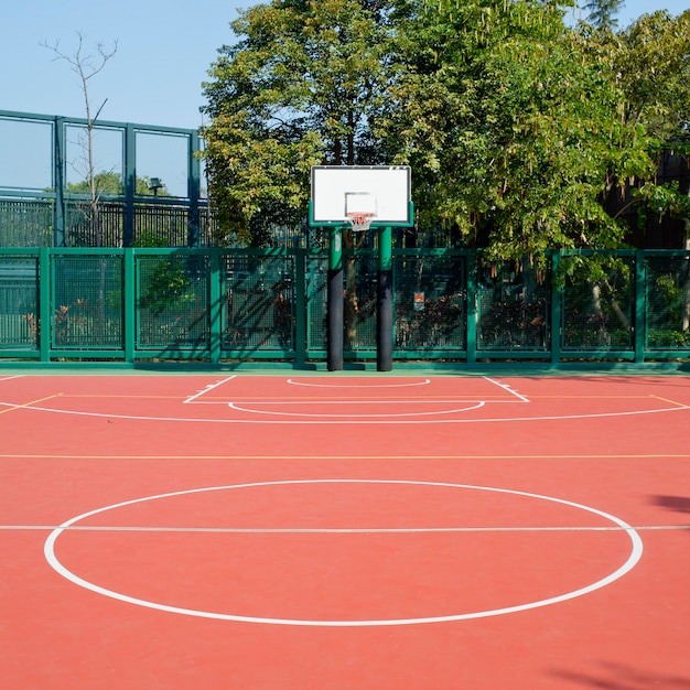 Terrain de basket extérieur