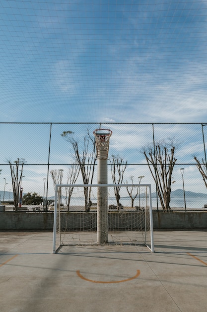 Terrain de basket par une journée ensoleillée.