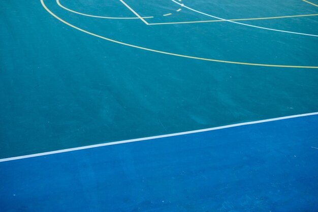 Terrain de basket tourné pendant la journée