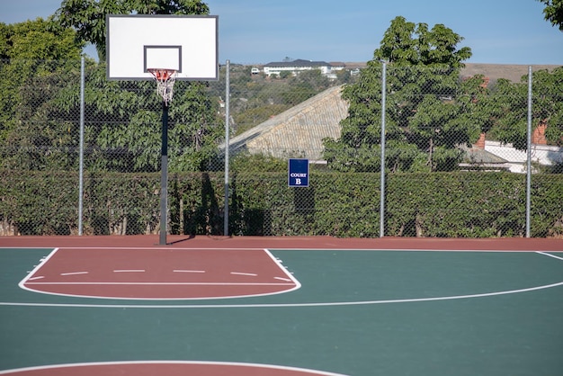 Terrain de basket vide