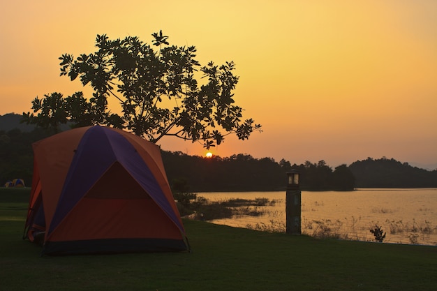 Photo terrain de camping et coucher de soleil au lac