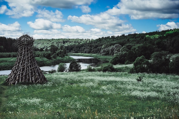 Terrain d&#39;été et lac.