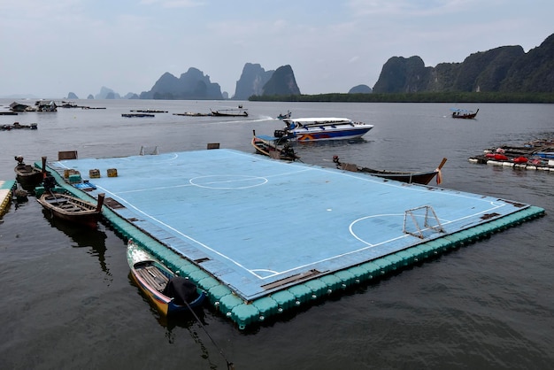 Un terrain de football flottant bleu sur une mer calme Thaïlande