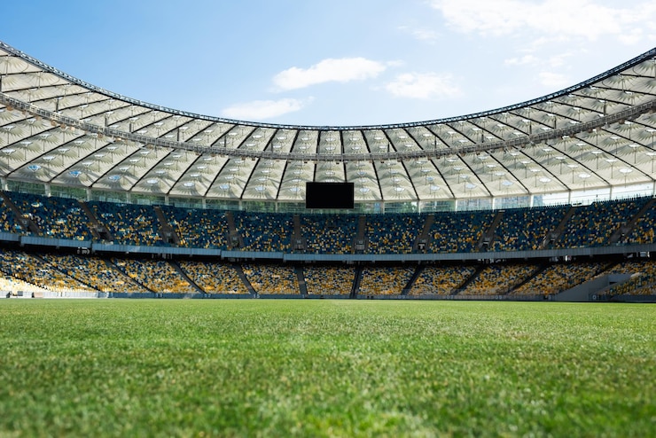 Photo terrain de football herbeux au stade aux beaux jours avec un ciel bleu