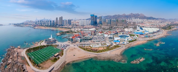 Terrain de football sur le récif de l'île de Qingdao, Chine