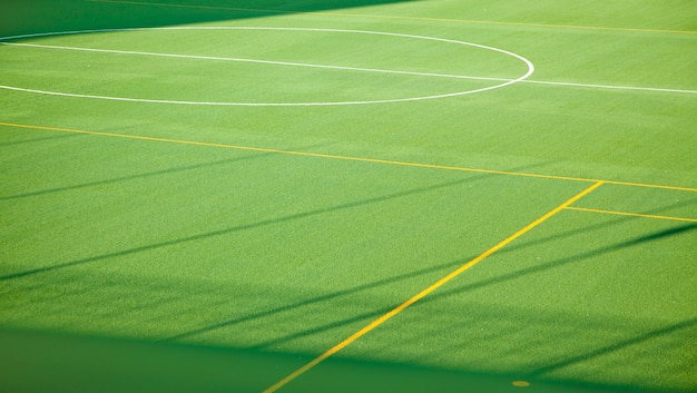 terrain de football de sport vert pour plusieurs sports