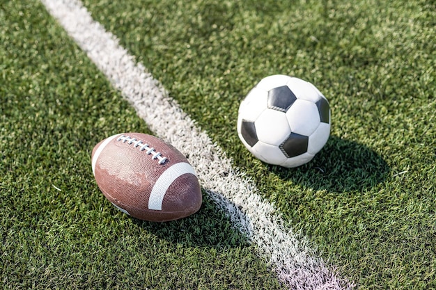 terrain de football et stade, ballon de rugby et ballon de football au stade.