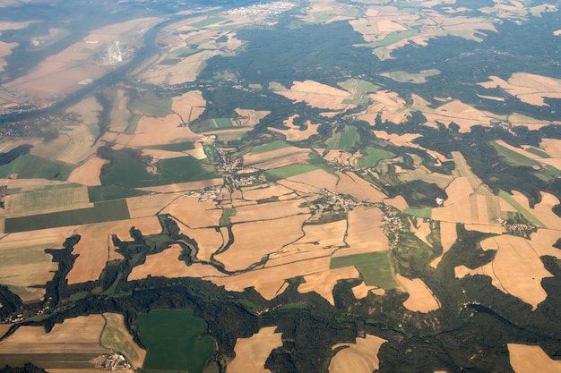 Le terrain avec des forêts de prés vue d'en haut