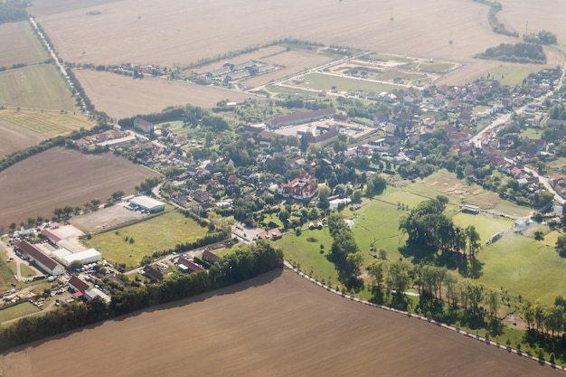 Le terrain avec des forêts de prés vue d'en haut