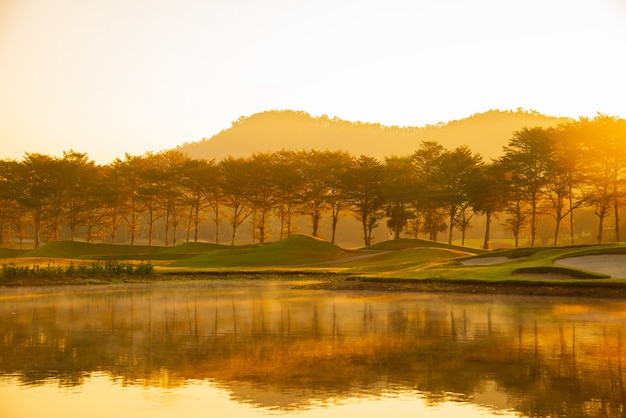 Terrain de golf au coucher du soleil