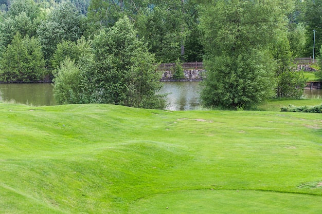 Terrain de golf à la campagne.