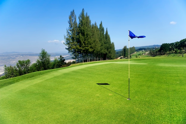 terrain de golf sur la colline