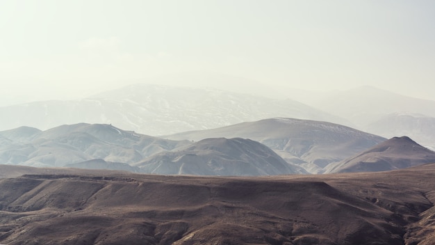 Terrain de montagne dans le paysage de brume