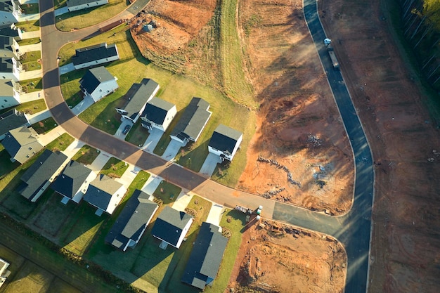 Terrain préparé pour la construction de nouvelles maisons résidentielles dans la zone de développement de banlieue de Caroline du Sud Concept de banlieue américaine en pleine croissance