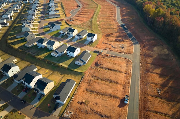 Terrain préparé pour la construction de nouvelles maisons résidentielles dans la zone de développement de banlieue de Caroline du Sud Concept de banlieue américaine en pleine croissance