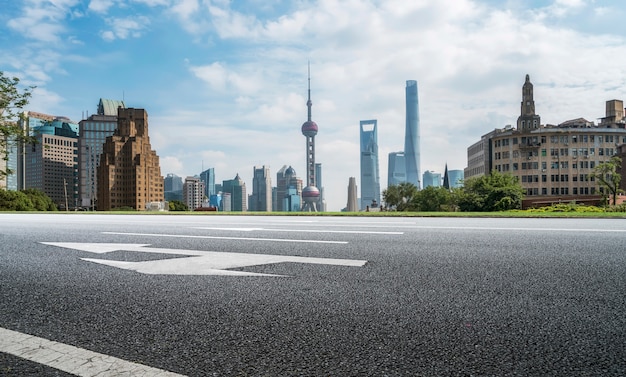 Terrain de route et horizon de paysage architectural moderne de la ville chinoise