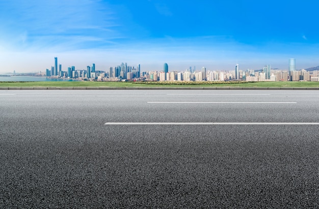 Terrain routier et paysage architectural urbain