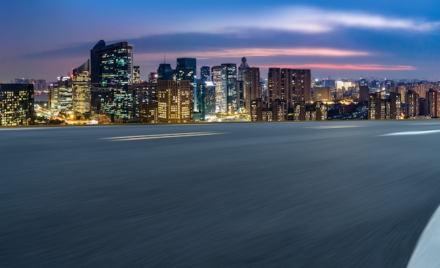 Terrain routier et paysage architectural urbain