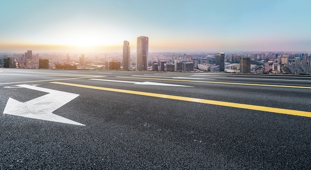 Terrain routier et paysage architectural urbain