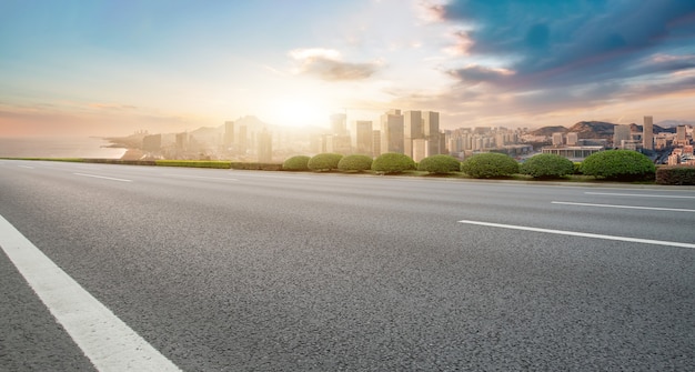 Terrain routier et paysage architectural urbain