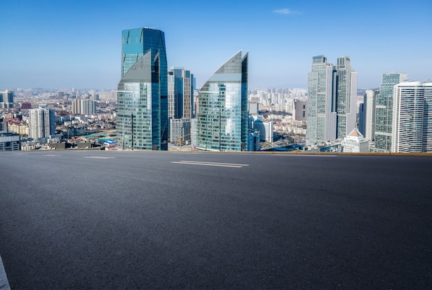 Terrain routier et paysage architectural urbain